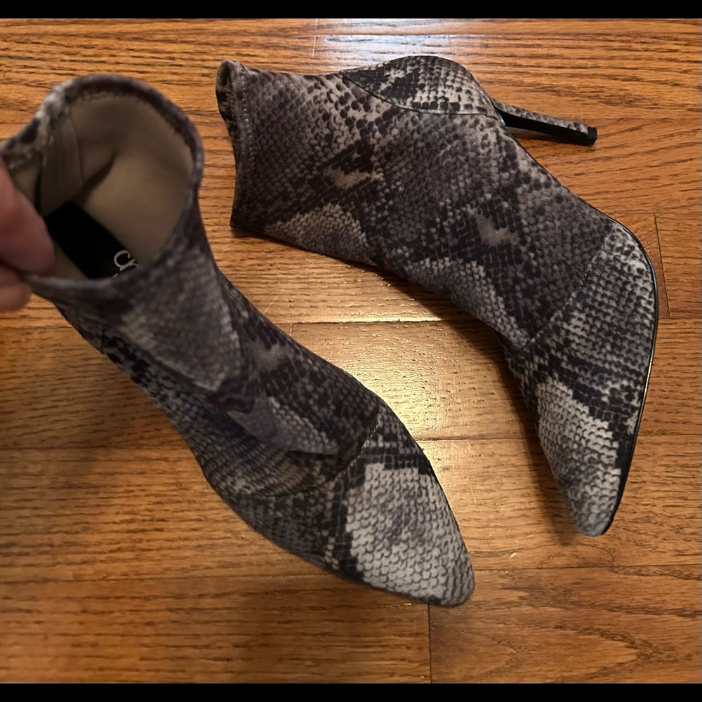 Womens Charles David short boots snake print sz 6